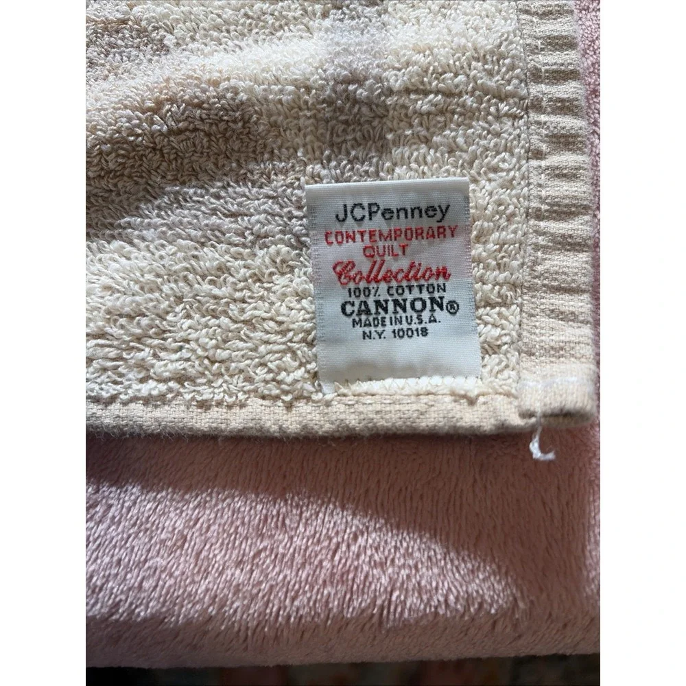 Vintage JC Penney Cannon Contemporary Quilt Bath Towel & Hand Towel Set.